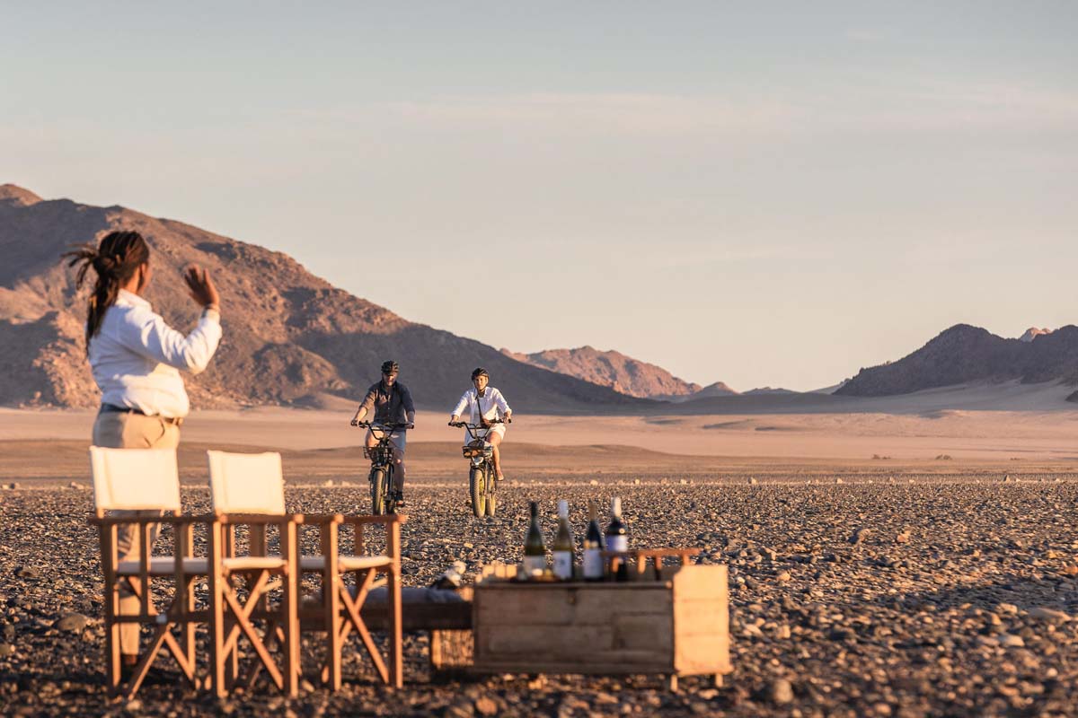 cycling-in-desert