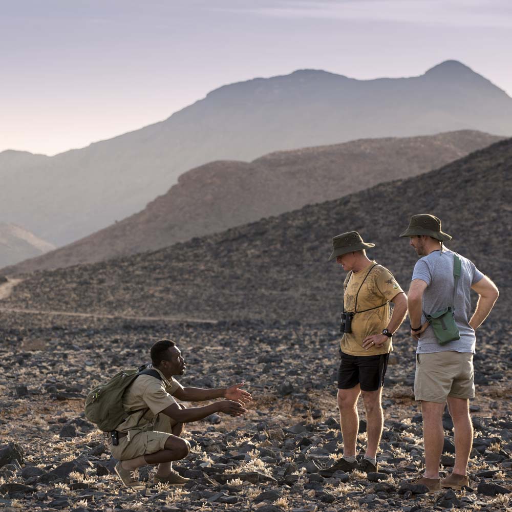 guide-with-guests